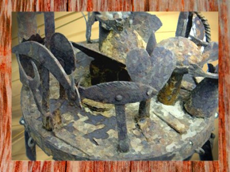 D'après autel portatif, création en fer, art africain. (Marsailly/Blogostelle)