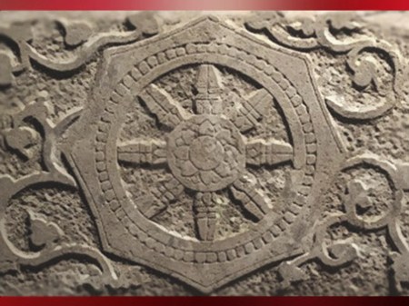 D'après l'image d'une Roue du Dharma, dharmachakra, à 8 rayons. (Marsailly/Blogostelle)