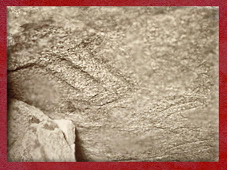 D'après une hache gravée, Table des Marchand, Locmariaquer, Gravinis, Bretagne, France, période Néolithique. (Marsailly/Blogostelle)