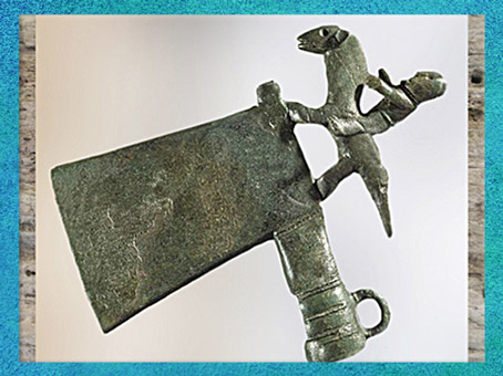 D'après une hache et cavalier, bronze, civilisation de Hallstatt, Autriche, premier âge du Fer, art Celte. (Marsailly/Blogostelle)