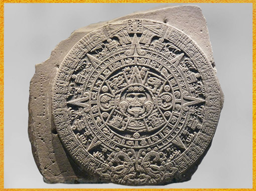 D’après la Pierre du Soleil, dieu Tonatiuh, autel monolithe sculpté, 1479, basalte, environ 24 tonnes, Mexico, XIVe-XVIe siècle, civilisation aztèque. (Marsailly/Blogostelle)