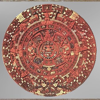D’après la Pierre du Soleil, dieu Tonatiuh, autel monolithe sculpté, colorée à l’origine, 1479, basalte, environ 24 tonnes, Mexico, XIVe-XVIe siècle, civilisation aztèque. (Marsailly/Blogostelle)