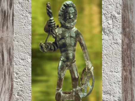 D'après Taranis et sa Roue, dieu celtique et gaulois du Tonnerre, bronze, Gaule Romaine. France (Marsailly/Blogostelle)