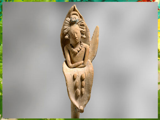 D’après le jeune dieu du maïs émergeant d'un épis, terre cuite et pigments de couleur, VIIe-IXe siècle, civilisation Maya, île de Jaina, Mexique. (Marsailly/Bogostelle) 