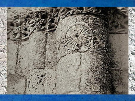 D'après une rouelle médiévale, chevet de l'église de Talmont, XIIe siècle, Charente Maritime, France. (Marsailly/Blogostelle)