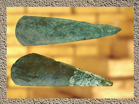D'après des haches polies en jadéite, période néolithique. (Marsailly/Blogostelle)