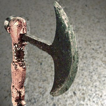 D'après une hache cérémonielle, objet de prestige, Teke, Zaïre, art Africain. (Marsailly/Blogostelle)