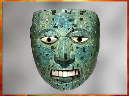 D’après Xiuhtecuhtli, dieu du feu, masque, bois de cèdre et mosaïque de turquoise, nacre et coquille de conque, 1400-1521, civilisation aztèque. (Marsailly/Blogostelle)