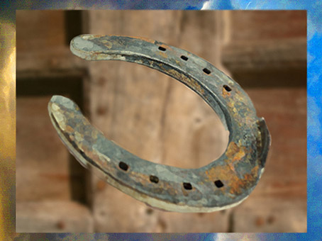 D'après un fer à cheval, objet bénéfique et porte-bonheur dans la tradition populaire. (Marsailly/Blogostelle)