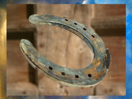 D'après un fer à cheval, objet bénéfique et porte-bonheur dans la tradition populaire. (Marsailly/Blogostelle)