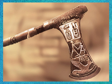 D'après la hache du pharaon Ahmosis, en or, combat contre les Hyksos, XVIIIe dynastie, vers 1550 avjc, Nouvel Empire, Égypte ancienne. (Marsailly/Blogostelle)