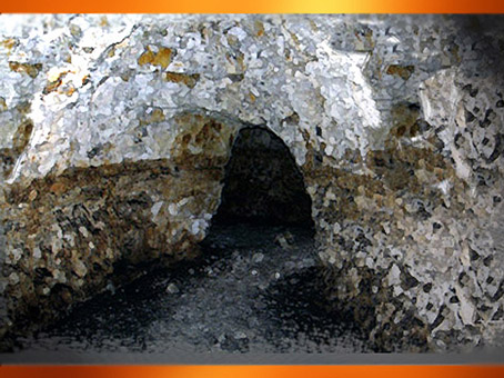 D'après le thème de la mine, symbole de la matrice tellurique, un univers dangereux mais porteur de fertilité. (Marsailly/Blogostelle)