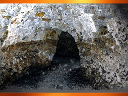 D'après le thème de la mine, symbole de la matrice tellurique, un univers dangereux mais porteur de fertilité. (Marsailly/Blogostelle)