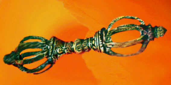 D'après le Foudre du dieu Indra, le Vajra, un objet symbolique, sacré et rituel. (Marsailly/Blogostelle)