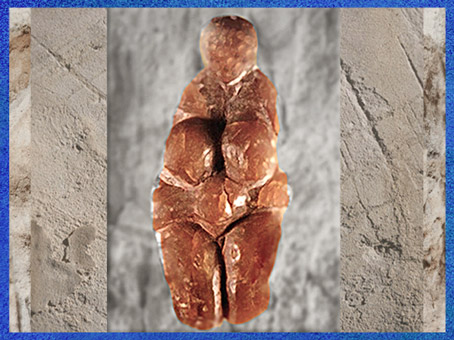 D'après une statuette féminine, cupule aux cuisses, stéatite, gravettien, paléolithique supérieur. (Marsailly/Blogostelle)
