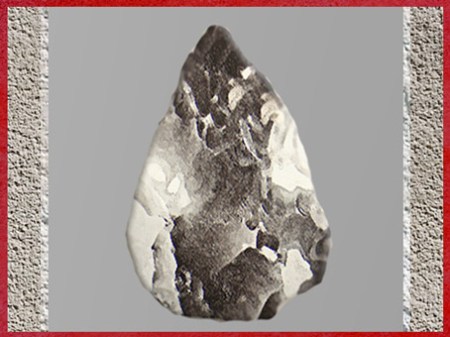 D'après des bifaces micoquiens, silex taillé en amande, paléolithique inférieur. (Marsailly/Blogostelle)