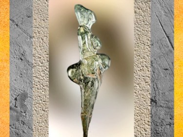 D'après la statuette dite Le Polichinelle, stéatite, vers 27 000 ans avjc, grottes de Grimaldi, Italie, paléolithique. (Marsailly/Blogostelle)