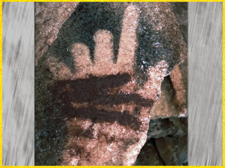 D'après une empreinte de main, doigts repliés (?), grotte sous-marine de Cosquer, 33 000 -19 000 avjc, parc national des Calanques, Marseille, France, paléolithique supérieur. (Marsailly/Blogostelle)