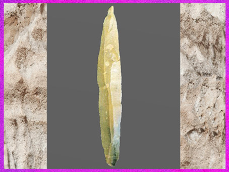 D'après une lame, silex taillé et retouché, magdalénien, paléolithique supérieur. (Marsailly/Blogostelle)