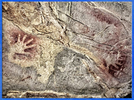 D'après des empreintes de mains en négatif, peintures rupestres, grotte d'El Castillo, vers 40 800 avjc, Puente Viesgo, Espagne, paléolithique supérieur. (Marsailly/Blogostelle)