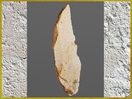 D'après une pointe de Châtelperron, silex taillé, Châtelperronien, paléolithique supérieur. (Marsailly/Blogostelle)