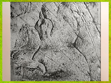 D'après un personnage dit "à la capuche", gravure, Sourzac, Dordogne, vers 25000-20 000 ans avjc, Gravettien, France, paléolithique supérieur. (Marsailly/Blogostelle)