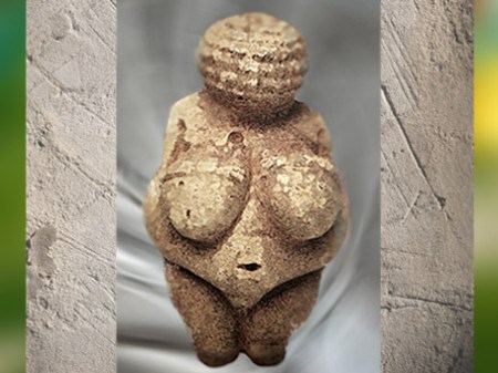 D'après la vénus de Willendorf, toute en rondeurs, nue et parée, gravettien, Autriche, paléolithique. (Marsailly/Blogostelle)