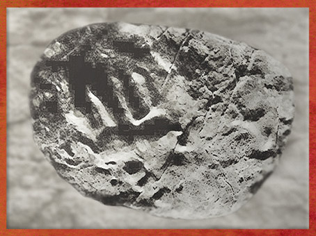 D'après l'empreinte d'une main d'enfant, grotte de Fontanet, magdalénien, Ariège, France, paléolithique supérieur. (Marsailly/Blogostelle)