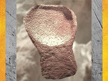 D'après une lampe, grès rose, décor de signes, grottes de Lascaux, Dordogne, France, Magdalénien, paléolithique supérieur. (Marsailly/Blogostelle)