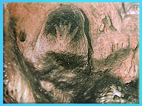 D'après une main sur fond noir, grottes de Gargas, Hautes-Pyrénées, France, paléolithique supérieur. (Marsailly/Blogostelle)