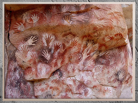 D'après les grottes des Mains, art rupestre, mains en négatifs, vers 9 300 avjc, Perito Moreno, Patagonie, Santa Cruz, Argentine, fin paléolithique. (Marsailly/Blogostelle)