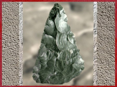 D'après un biface moustérien, de forme triangulaire, silex taillé, paléolithique moyen. (Marsailly/Blogostelle)