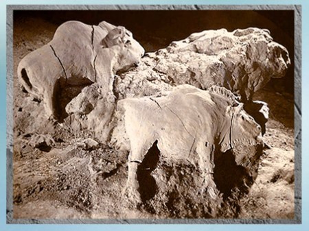 D'après des bisons, modelés dans l'argile, Tuc-d'Adoubert, France, Magdalénien, paléolithique supérieur. (Marsailly/Blogostelle)