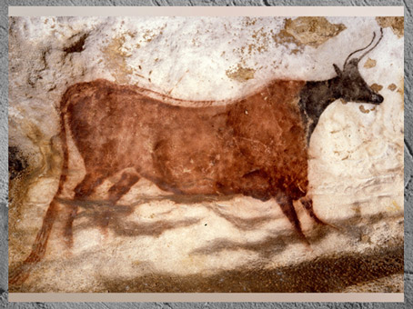 D'après la vache rouge à tête noire, grotte de Lascaux, vers 18 000 avjc, magdalénien, Dordogne, France, paléolithique supérieur. (Marsailly/Blogostelle)