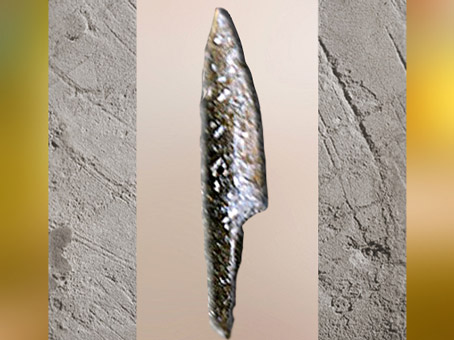 D'après une pointe à cran, silex taillé, vers 20 000-18 000 ans avjc, Solutréen, paléolitique supérieur. (Marsailly/Blogostelle)