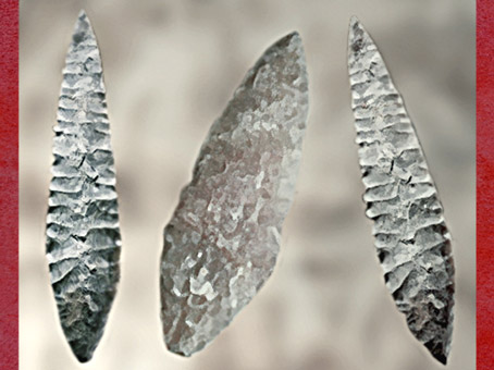 D'après des silex taillés dits Feuilles de Laurier, vers 20 000-18 000 ans avjc, Solutréen, paléolitique supérieur. (Marsailly/Blogostelle)