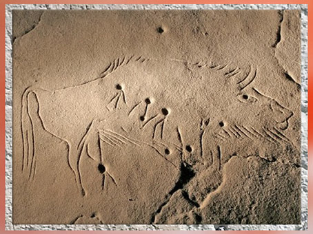 D'après un bison, flèches et cupules, grotte de Niaux, vers 14 000 -12000 avjc, Margdalénien, Ariège, France, paléolithique supérieur. (Marsailly/Blogostelle)