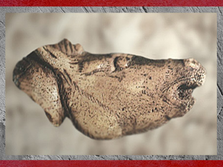 D'après un cheval hennissant, sculpture sur os, Mas-d'Azil, Ariège, magdalénien, 18000-10000 avjc, France, paléolithique supérieur. (Marsailly/Blogostelle)