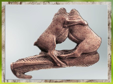 D'après un propulseur, bouquetins affrontés, bois de renne, grotte d'Enlène, Ariège, vers 15 000 avjc, magdalénien, paléolithique supérieur. (Marsailly/Blogostelle)