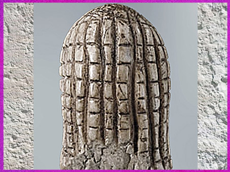 D’après la Dame de Brassempouy, coiffure en résille, ivoire de mammouth, vers 22 000 avjc, Landes, France, paléolithique supérieur. (Marsailly/Blogostelle)