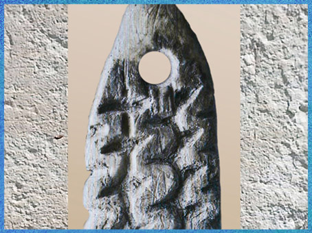 D'après une pendeloque, os, décor gravé, motifs de méandres, paléolithique supérieur. (Marsailly/Blogostelle)