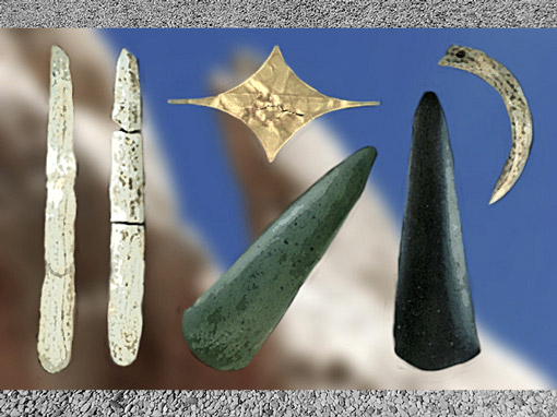 D'après un dépôt funéraire ou votif, trésor de Pauilhac, haches et éléments de parures, vers 3 500 avjc, Gers France, néolithique. (Marsailly/Blogostelle)