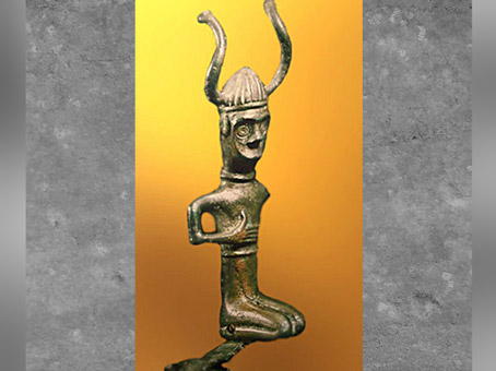 D’après une figurine coiffée d'un casque à cornes, bronze, Grevensvaenge, Danemark, âge du Bronze. (Marsailly/Blogostelle)