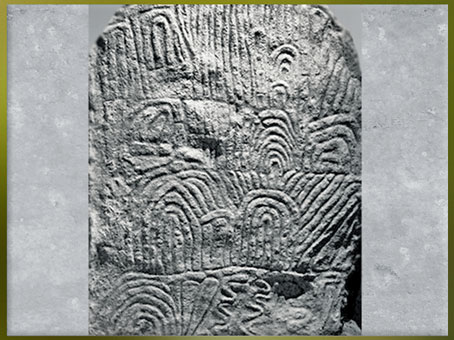 D'après une dalle gravée, méandres et serpents, dolmen de Gavrinis, vers 3500 avjc, Morbihan, Bretagne, France, IVe millénaire avjc, néolithique. (Marsailly/Blogostelle)