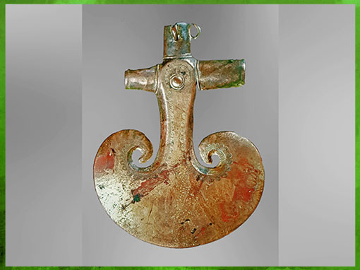 D'après une hache de cérémonie, symbole de prestige, Danemark, âge du Bronze. (Marsailly/Blogostelle)