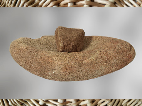 D'après une meule à grains, granit, Bretagne, France, néolithique. (Marsailly/Blogostelle)