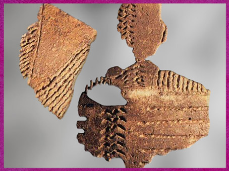 D'après des tessons de poterie, céramique cardiale, Sud de la France, néolithique. (Marsailly/Blogostelle)