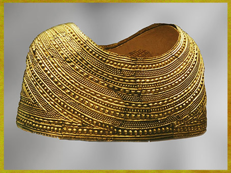 D'après une cape, feuille d'or massif, décor de bossettes, tumulus de Mold, 1900-1600 avjc, Flintshire, Pays de Galle, âge du Bronze. (Marsailly/Blogostelle)