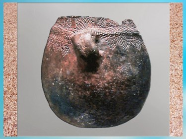 D'après une poterie à anse, terre cuite, décor incisé, néolithique. (Marsailly/Blogostelle)