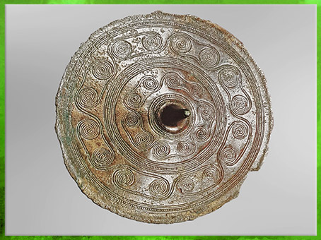D’après un disque de ceinture, bronze, enchaînement de spirales, Hyerrehus, Danemark, âge du Bronze. (Marsailly/Blogostelle)